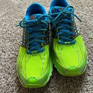 Brooks running shoes 3d stretching print